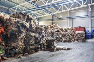 plastic balen bij de afvalverwerkingsfabriek. gescheiden afvalinzameling. recycling en opslag van afval voor verdere verwijdering. bedrijf voor het sorteren en verwerken van afval. foto