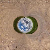 inversie van blauwe kleine planeet transformatie van bolvormig panorama 360 graden. sferische abstracte luchtfoto op weg met geweldige mooie wolken. kromming van de ruimte. foto