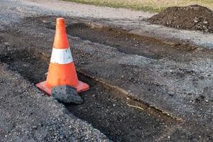 witoranje verkeersgevaarkegel op asfaltwegreparatie foto