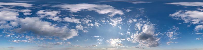 blauwe lucht met mooie pluizige wolken zonder grond. naadloos hdri-panorama 360 graden hoekweergave voor gebruik in 3D-graphics of game-ontwikkeling als skydome of bewerk drone-opname foto