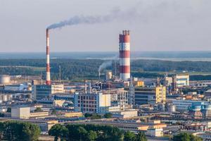 luchtfoto op leidingen van chemische onderneming plant. luchtvervuiling concept. industrieel landschap milieuvervuiling afval van thermische elektriciteitscentrale foto