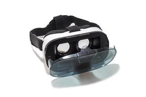 VR AR 360 virtual reality bril karton voor mobiele telefoon geïsoleerd op een witte achtergrond. apparaat voor het bekijken van films voor reizen en entertainment in 3D-ruimte. foto