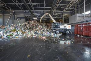 plastic balen bij de afvalverwerkingsfabriek. gescheiden afvalinzameling. recycling en opslag van afval voor verdere verwijdering. bedrijf voor het sorteren en verwerken van afval. foto