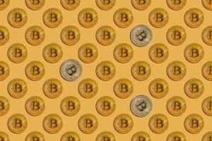 naadloos patroon van virtueel geld bitcoin met zilveren spatten op gele achtergrond foto