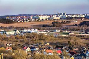 panoramisch zicht op dorpsbouwgebied stedelijke ontwikkeling woonwijk 's avonds vanuit vogelperspectief foto