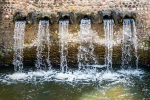 kleine plaatselijke afvalwaterzuiveringsinstallatie. bedrijf voor het sorteren en verwerken van afvalwater. foto