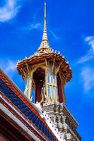 klokkentoren bevindt zich in wat phra kaew. het is een oud kunstwerk. een mooie identiteit hebben is een beroemde toeristische attractie in Bangkok, foto