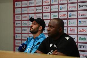 kallang-singapore-14jul2022-luka milivojevic bijschrift van de persconferentie van het kristalpaleis voor de training in het nationale stadion, singapore foto