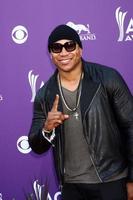 las vegas, 7 maart - ll cool j arriveert op de 2013 academy of country music awards in de mgm grand garden arena op 7 maart 2013 in las vegas, nv foto