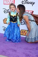 los angeles, 1 okt - lindsay sloane, maxwell lue rollins op het vip disney halloween-evenement in disney consumer product pop-up store op 1 oktober 2014 in glendale, ca foto