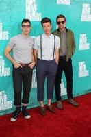 los angeles, 3 jun - jack antonoff, nate ruess en andrew veel plezier tijdens hun aankomst bij de 2012 mtv movie awards in gibson ampitheater op 3 juni 2012 in los angeles, ca. foto