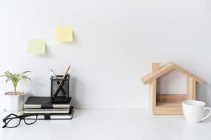moderne en stijlvolle werkruimte mock-up en bureau kantoorbenodigdheden met witte achtergrond en kopieerruimte, werk thuis concept foto