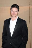 los angeles, 29 juli - robbie amell arriveert op het cbs tca zomerfeest van 2013 op de privélocatie op 29 juli 2013 in beverly hills, ca foto