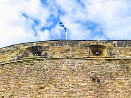 hdr schotse vlag op het kasteel van edinburgh foto