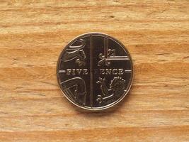 5 pence munt, achterkant, munteenheid van het VK foto