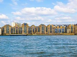 hdr londen dokken gezien vanaf de rivier de Theems foto