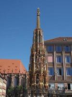 schoener brunnen mooie fontein in nuernberg foto