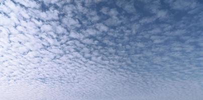 wazige achtergrond. blauwe lucht en witte pluizige wolken. foto