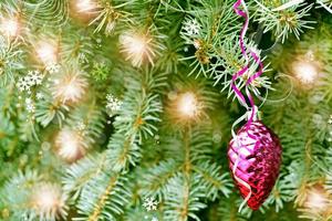 kerstspeelgoed dennenappel op de boom foto