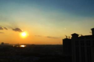 stad en lucht zonsondergang van wazige achtergrond. stad voortbouwend op zonsondergang. hemel behang. foto