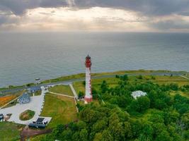 prachtige kalkstenen klif op het schiereiland Pakri, Estland met de historische vuurtorens. foto