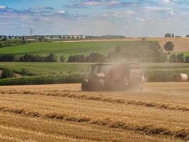 tractor ploegt het veld. oogst in de Elzas. veld ruimtes. foto