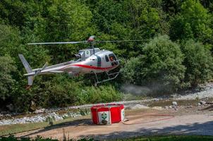 bergamo italië juli 2022 helikopter gebruikt om water te vervoeren om branden te blussen foto