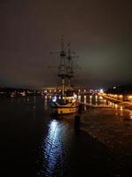 een fregatschip op de rivier. veliki novgorod foto