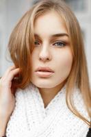 close-up portret van een mooie jonge vrouw van Slavische verschijning met een witte gebreide sjaal foto