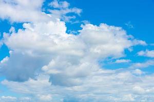 blauwe lucht met mooie wolken foto