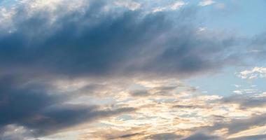 donkerblauwe zonsonderganghemel met regenwolken foto