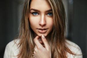 close-up portret van een mooie jonge vrouw met prachtige blauwe ogen foto