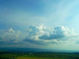 prachtige blauwe lucht met wolken foto