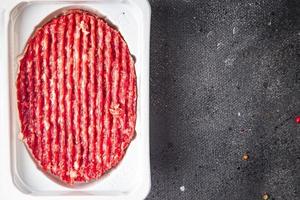 rauw rundvlees kotelet hamburger vers gerecht gezonde maaltijd eten snack op tafel kopieer ruimte voedsel achtergrond foto