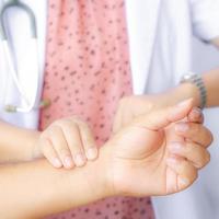 gezondheidszorg en medisch concept - arts check pulse