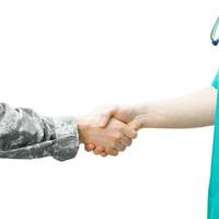 soldaat en arts handen schudden op witte achtergrond foto