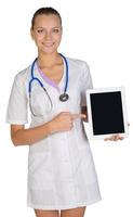 vrouw arts die een tablet houdt die wijsvinger op het scherm toont foto