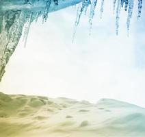 witte ijspegels tegen de blauwe winterhemel. foto