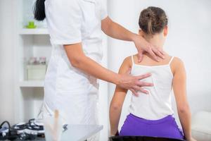 chiropractie arts past elementair meisje aan