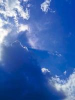 blauwe lucht met prachtige wolken op zonnige dag in mexico. foto