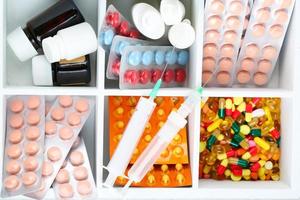 medische pillen, stimulatiedosis in houten kist, close-up foto