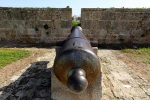 21 januari 2019 Israël. oud kanon op de vestingmuur in akko-stad. foto