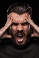 portret van jonge schreeuwende man in studio foto