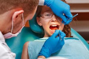 onderzoek door tandarts foto