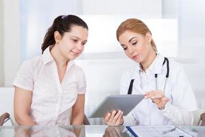 arts en patiënt die laptop bekijken foto