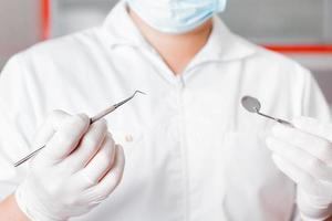 tandarts arts behandeling met tandheelkundige instrumenten of instrumenten