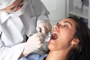 vrouw bij de tandarts