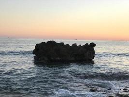 oceaankliffen en zonsondergang foto