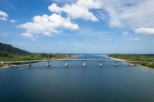 sirilanta-brug met blauwe lucht en zee op het eiland lanta, krabi, thailand foto