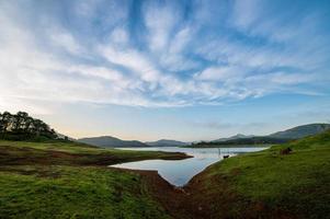 prachtig uitzicht op het landschap in de ochtend bij het huai nam sai-reservoir foto